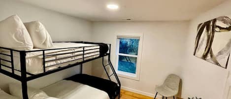 2 Schlafzimmer, Schreibtisch, Bügeleisen/Bügelbrett, WLAN