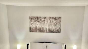 2 slaapkamers, een bureau, een strijkplank/strijkijzer, wifi