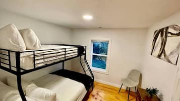 2 habitaciones, escritorio, tabla de planchar con plancha y wifi