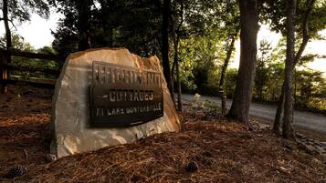 Une enseigne rustique indiquant l’emplacement des chalets de Highland, situés au bord du lac Guntersville.