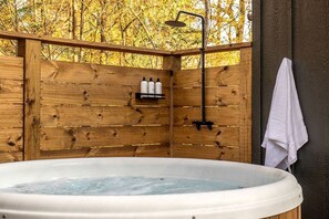 Haartrockner, Handtücher, Seife, Shampoo