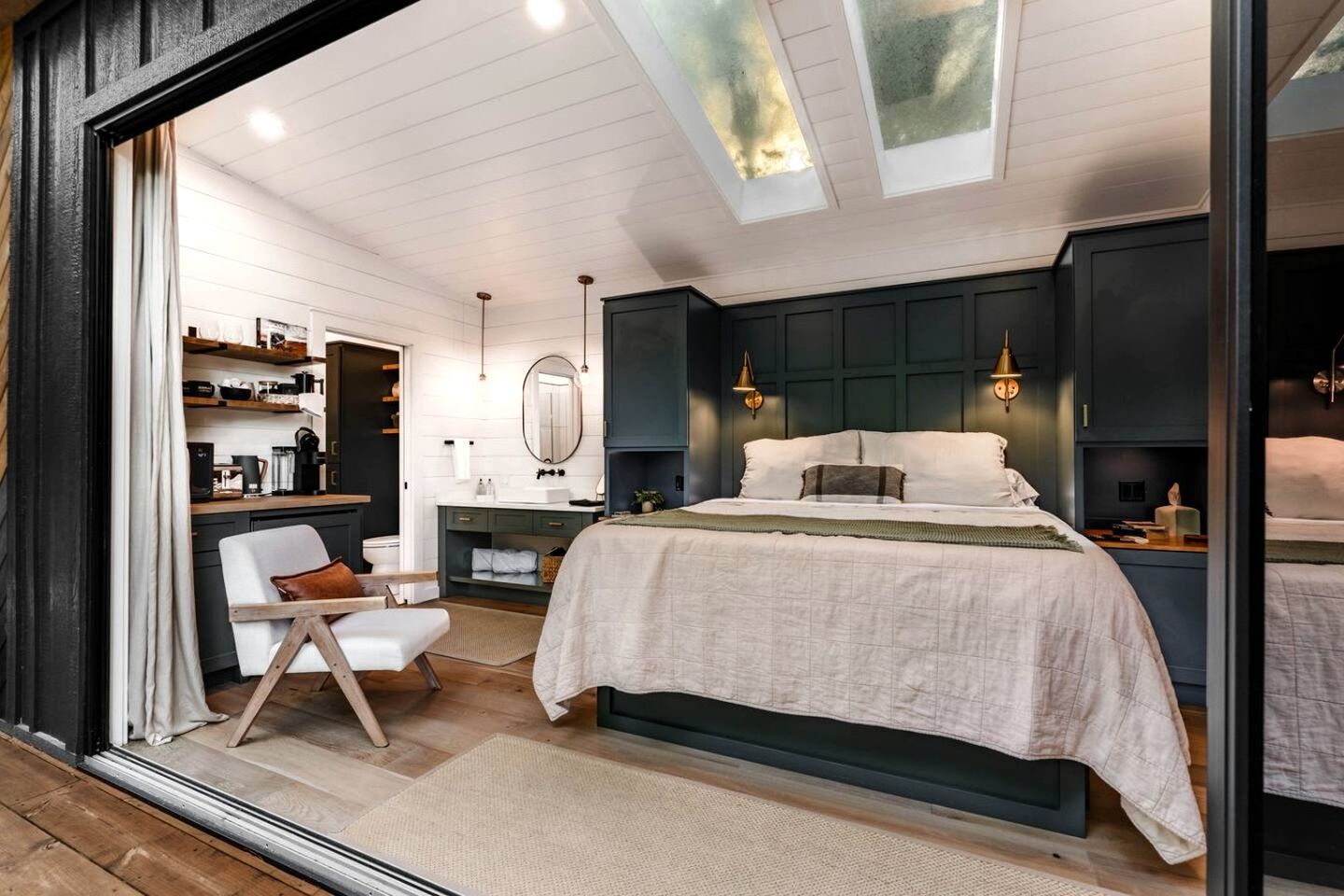 Une chambre à coucher avec un lit, des tables de chevet, un bureau et une chaise.