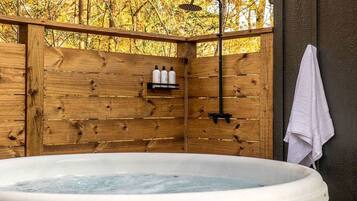 Secadora de cabello, toallas, jabón, shampoo