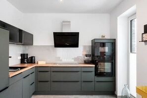 Fridge, microwave, oven, stovetop - Apartment 'Strandbude Dangast' with Private Terrace, Shared Garden and Wi-Fi (Dangast)