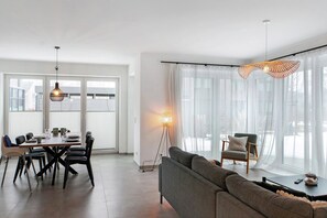 TV - Apartment 'Strandbude Dangast' with Private Terrace, Shared Garden and Wi-Fi (Dangast)