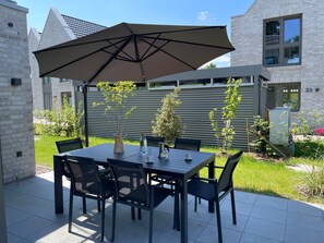 Outdoor dining - Apartment 'Strandbude Dangast' with Private Terrace, Shared Garden and Wi-Fi (Dangast)