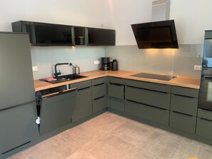 ثلاجة، ميكروويف، فرن، موقد طهي مسطح