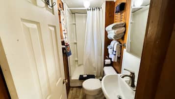 Jetted tub, towels, soap, shampoo