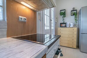 Basic Apartment | Private kitchen - Chic 2BR Retreat Near Belvedere Palace (Vienna)