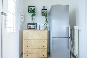 Basic Apartment | Private kitchen - Chic 2BR Retreat Near Belvedere Palace (Vienna)