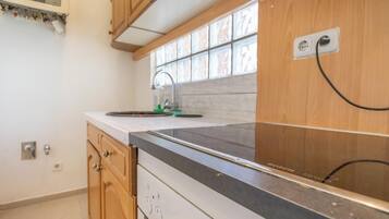 Basic-Apartment | Eigene Küche | Kühlschrank, Mikrowelle, Ofen, Herdplatte