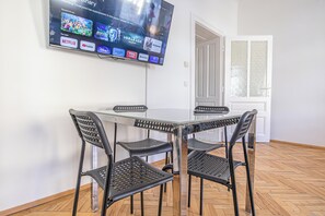 Exterior - Chic 2BR Retreat Near Belvedere Palace (Vienna)