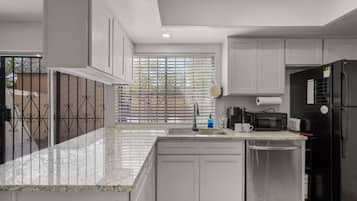 Geladeira, micro-ondas, fogão, cooktop