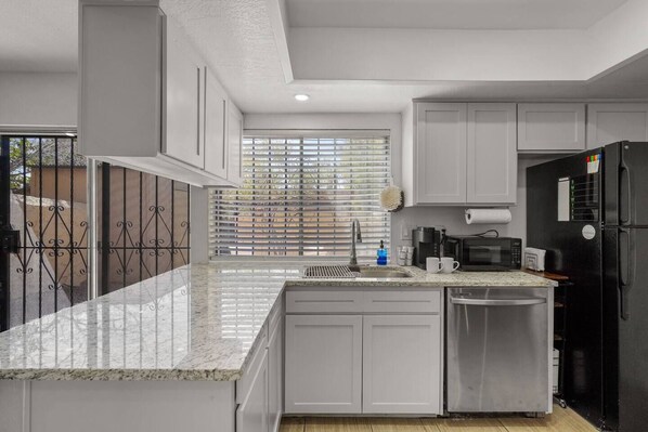 Frigorífic, microones, forn i placa de cuina 