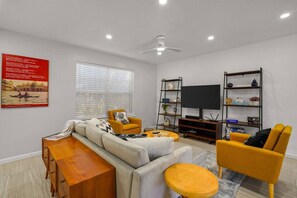 TV, offices - Casa Noble Retreat - King/Office (El Paso)