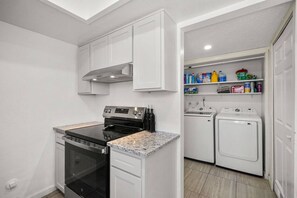 Kjøleskap, mikrobølgeovn, ovn og kokeplater