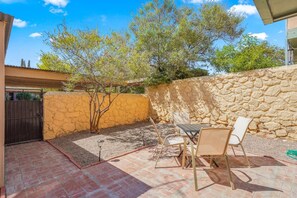 Outdoor dining - Casa Noble Retreat - King/Office (El Paso)