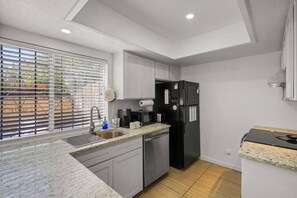 Fridge, microwave, oven, stovetop - Casa Noble Retreat - King/Office (El Paso)