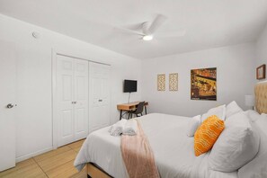 Free WiFi, bed sheets - Casa Noble Retreat - King/Office (El Paso)