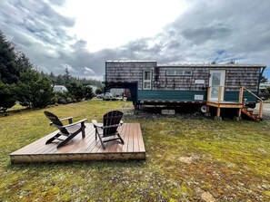 Outdoor dining - Sea Foam Adorable Tiny House near Waldport, Oregon (Waldport)