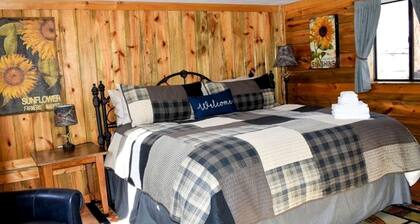 Classic Log Cabin with Fireplace in Red Feather Lakes, Perfect for a Romantic Weekend in the Rocky Mountains