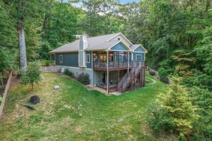 Exterior - Amazing Cabin with Stunning Forest Sights in Chattanooga, Tennessee (Chattanooga)