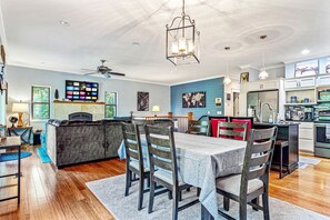 Dining - Amazing Cabin with Stunning Forest Sights in Chattanooga, Tennessee (Chattanooga)