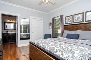 Room - Amazing Cabin with Stunning Forest Sights in Chattanooga, Tennessee (Chattanooga)