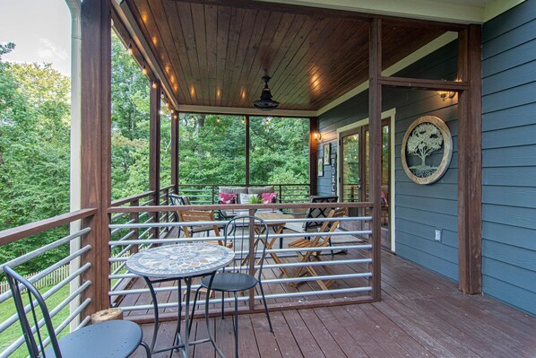 Outdoor dining - Amazing Cabin with Stunning Forest Sights in Chattanooga, Tennessee (Chattanooga)