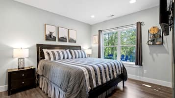 2 soverom, skrivebord, strykejern/-brett og reiseseng for barn