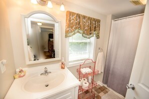 Jetted bath, soap, shampoo - Stunning Secluded Cottage with Hot-tub in Breech House, North Carolina (Beech Mountain)