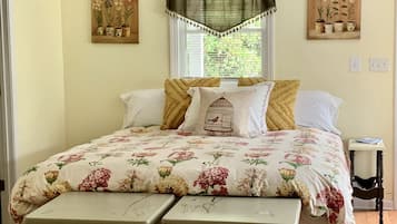 Desk, iron/ironing board, WiFi, bed sheets