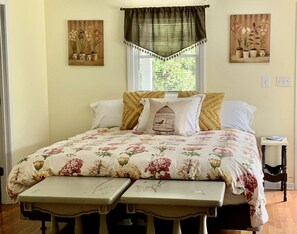 Desk, iron/ironing board, WiFi, bed sheets - Stunning Secluded Cottage with Hot-tub in Breech House, North Carolina (Beech Mountain)