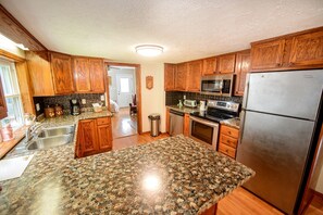 Private kitchen - Stunning Secluded Cottage with Hot-tub in Breech House, North Carolina (Beech Mountain)