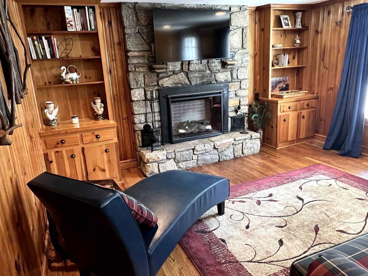 TV, fireplace