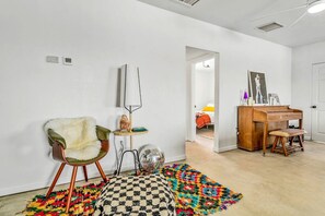 2 quartos, cofres nos quartos, ferros/tábuas de passar roupa, Wi-Fi