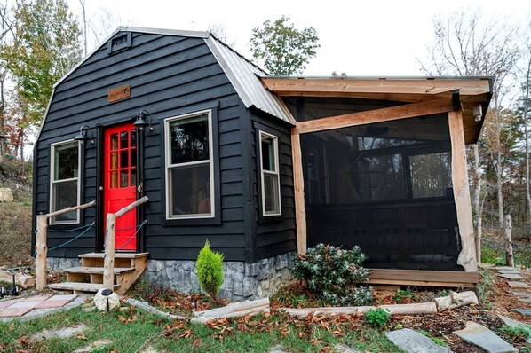 Exterior - Cute Cabin near Chattanooga, for Wonderful Family Glamping in Tennessee (Chattanooga)