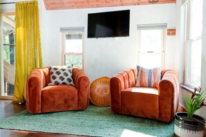 Living area - Cute Cabin near Chattanooga, for Wonderful Family Glamping in Tennessee (Chattanooga)