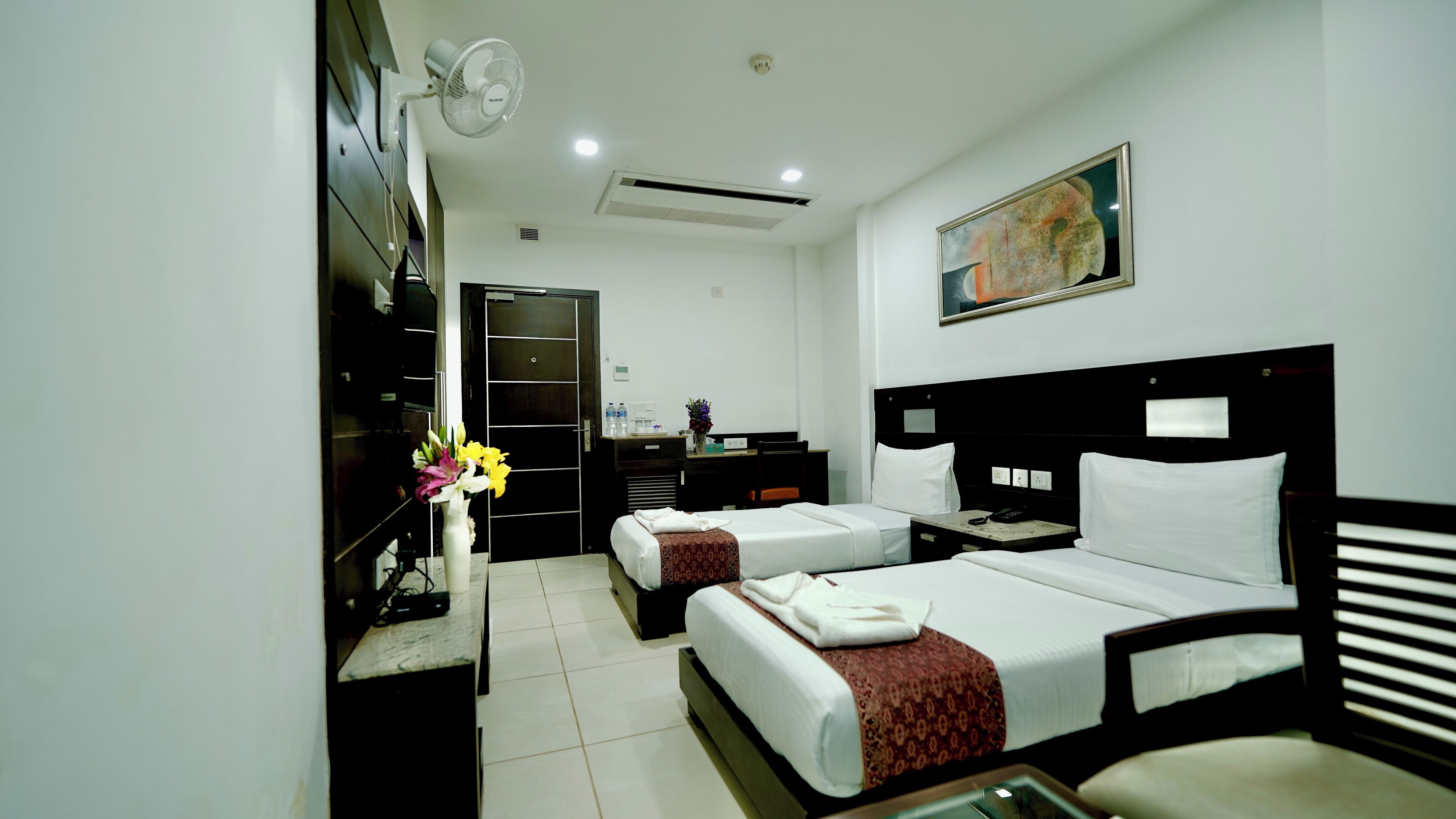 Estudio, balcón, vista al patio | Tabla de planchar con plancha 