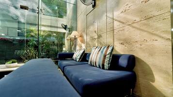 Coin salon dans le hall