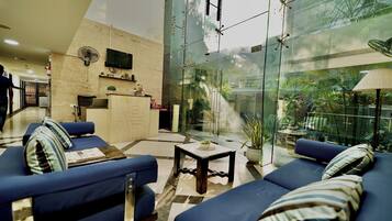 Área de estar no saguão