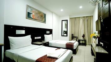 Estudio, balcón, vista al patio | Tabla de planchar con plancha