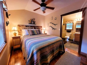 1 bedroom, iron/ironing board, WiFi, bed sheets - Rustic Elegance: Vintage Decor Cabin with Mountain Scenery in Sparta (Sparta)