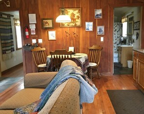 TV, fireplace - Rustic Elegance: Vintage Decor Cabin with Mountain Scenery in Sparta (Sparta)