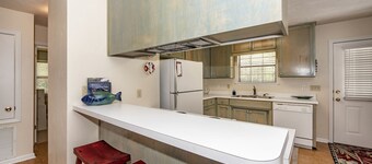 Cabin Getaway: Pet-Friendly Oasis on the Ochlockonee River Bend, Ideal for Fishing and Swimming