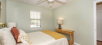 Cabin Getaway: Pet-Friendly Oasis on the Ochlockonee River Bend, Ideal for Fishing and Swimming