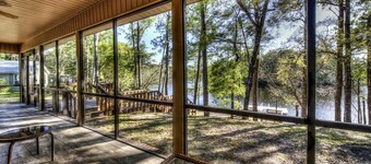 Cabin Getaway: Pet-Friendly Oasis on the Ochlockonee River Bend, Ideal for Fishing and Swimming