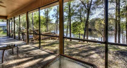 Cabin Getaway: Pet-Friendly Oasis on the Ochlockonee River Bend, Ideal for Fishing and Swimming