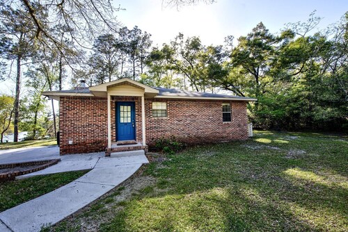 Cabin Getaway: Pet-Friendly Oasis on the Ochlockonee River Bend, Ideal for Fishing and Swimming