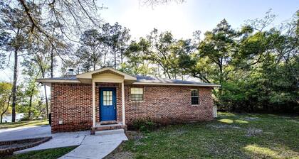 Cabin Getaway: Pet-Friendly Oasis on the Ochlockonee River Bend, Ideal for Fishing and Swimming